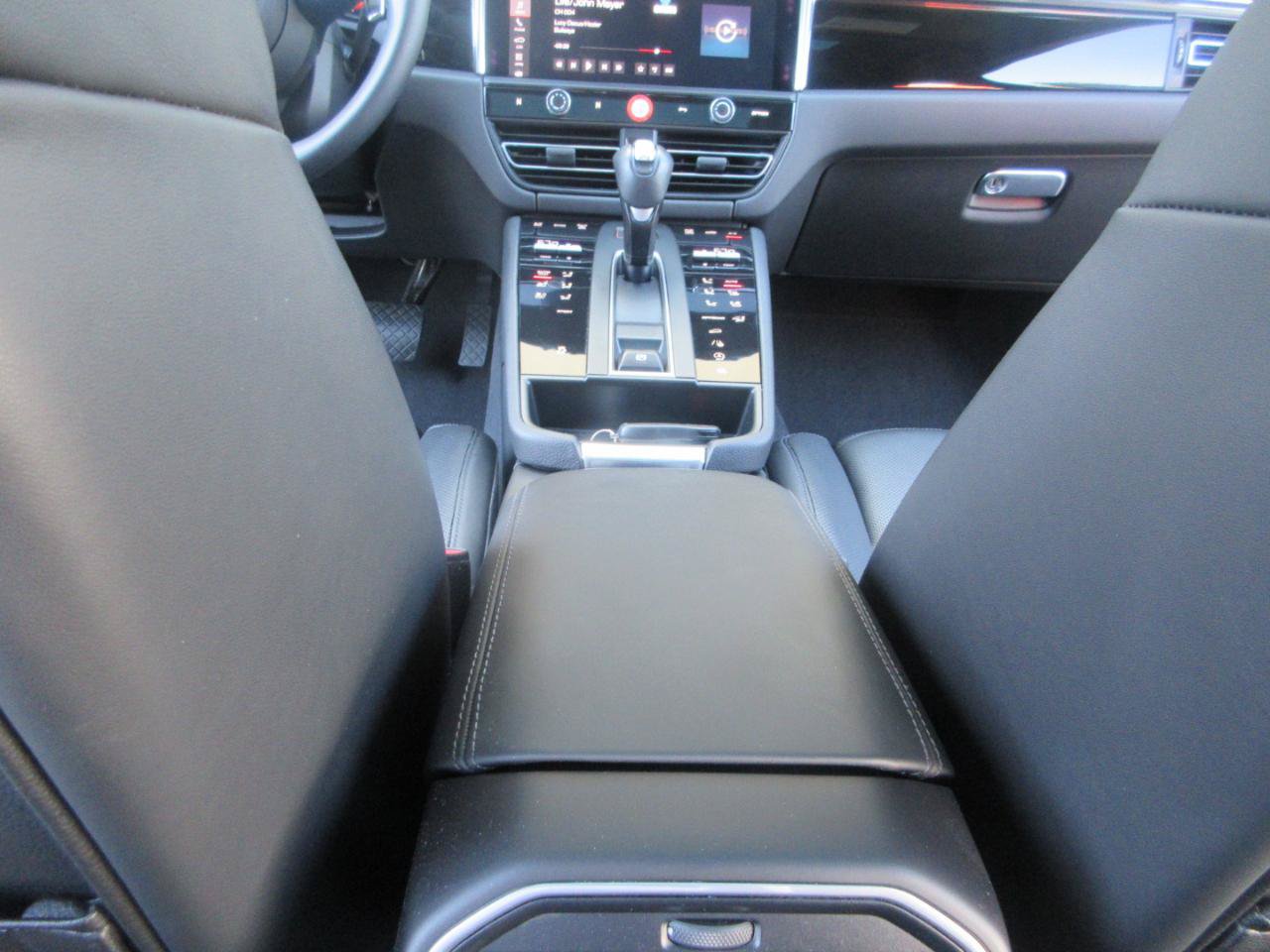 Used 2025 Porsche Macan w/ Premium Package Plus AWD/4WD image 47
