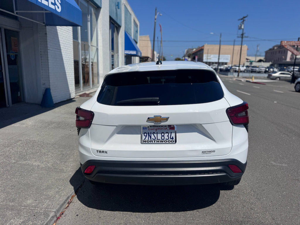 Used 2024 Chevrolet Trax LS w/ LS Convenience Package FWD image 5