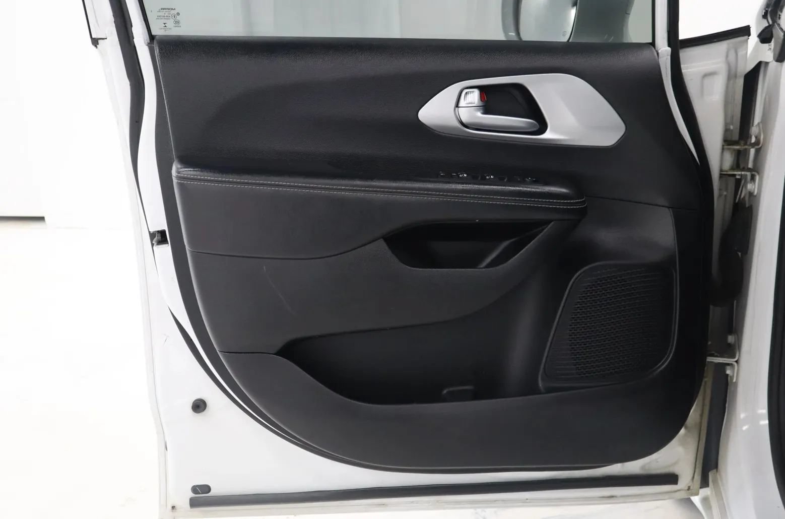 Used 2019 Chrysler Pacifica Limited w/ Advanced Safetytec Group FWD image 11