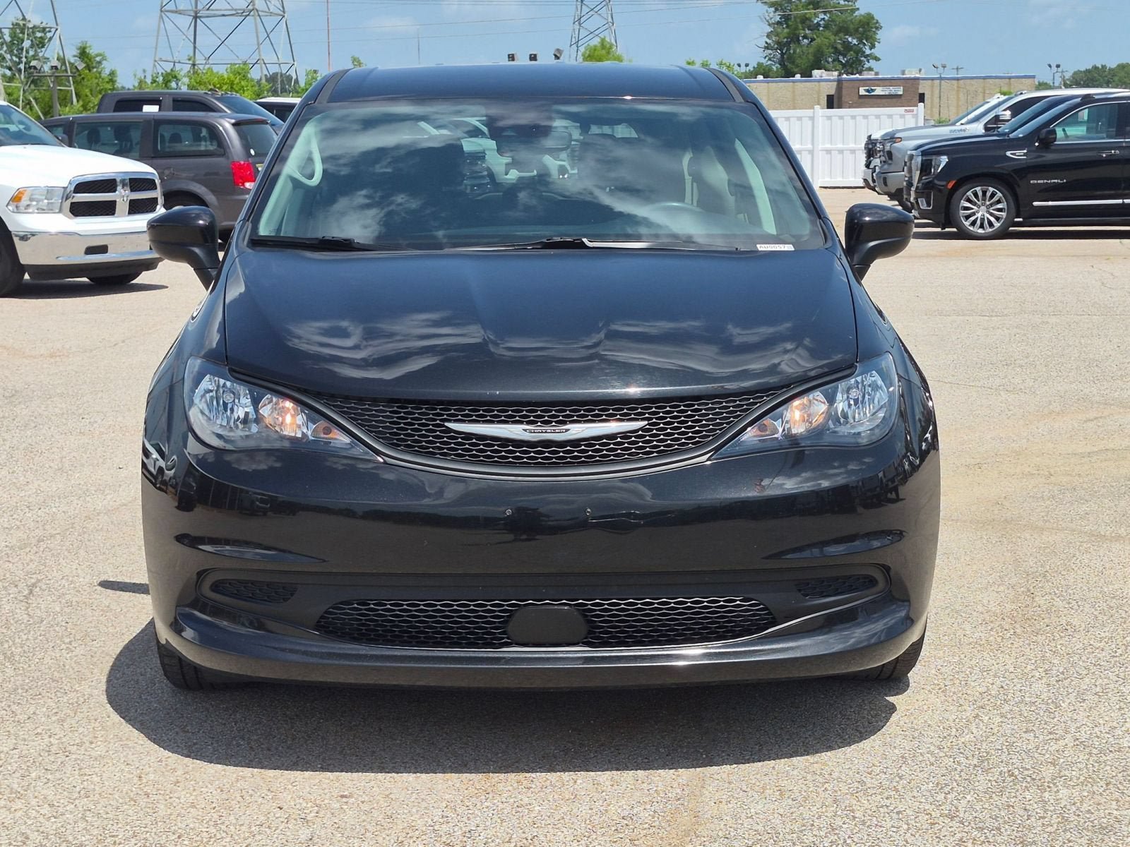 Used 2023 Chrysler Voyager LX FWD image 9