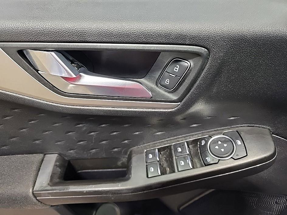 Used 2020 Ford Escape SE image 11