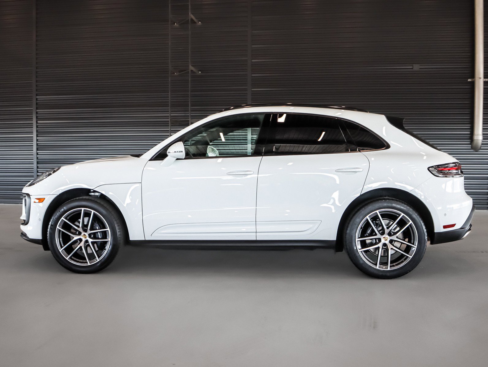 Certified 2022 Porsche Macan AWD/4WD image 2
