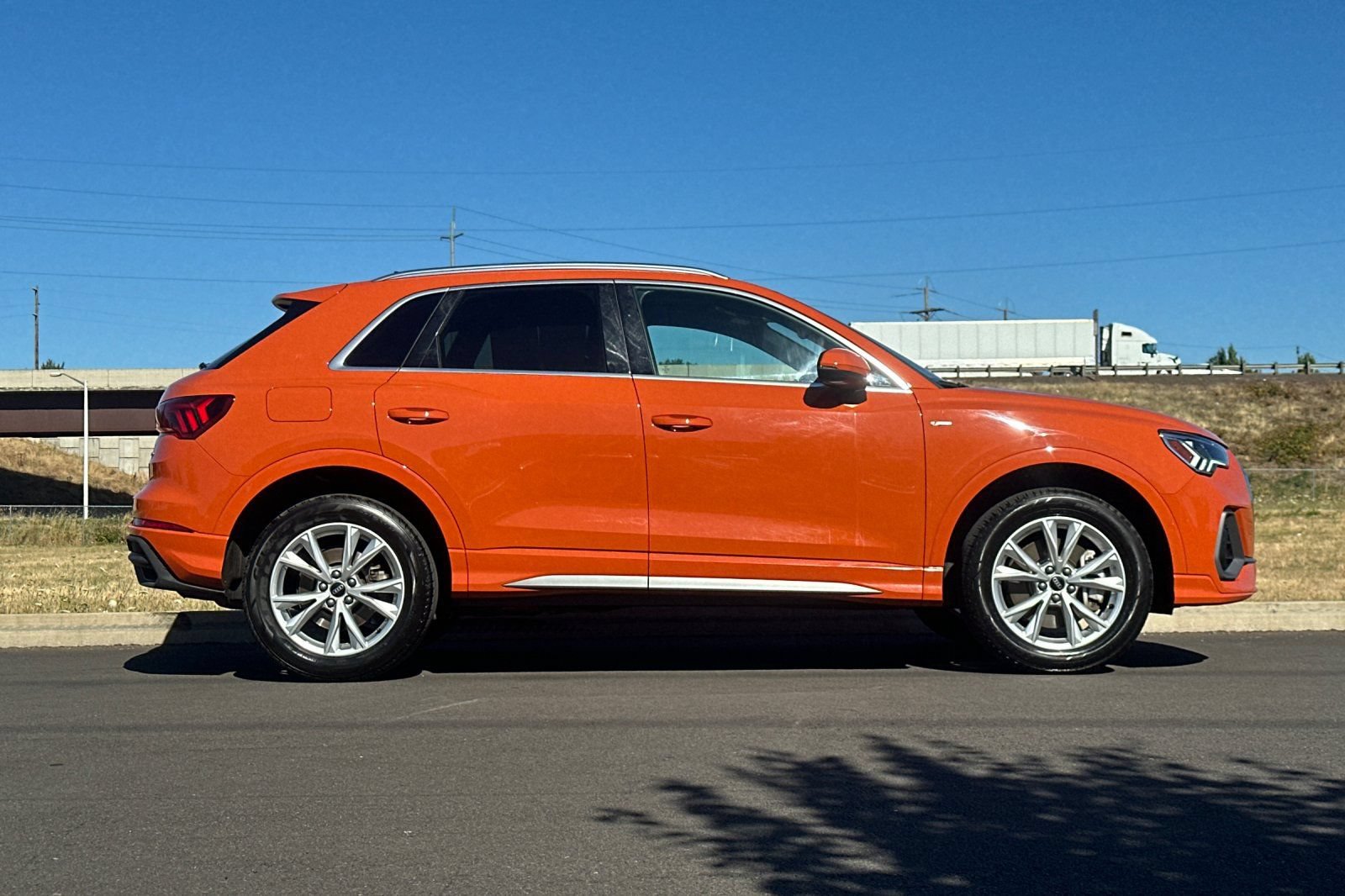 Used 2025 Audi Q3 2.0T Premium AWD/4WD image 2