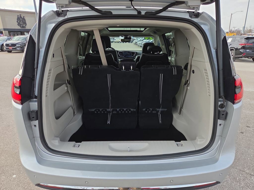 Used 2024 Chrysler Pacifica Limited image 30