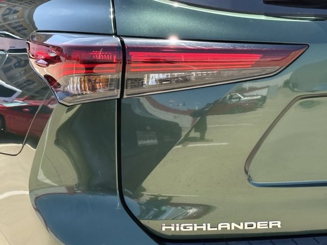 Used 2024 Toyota Highlander Limited FWD image 5