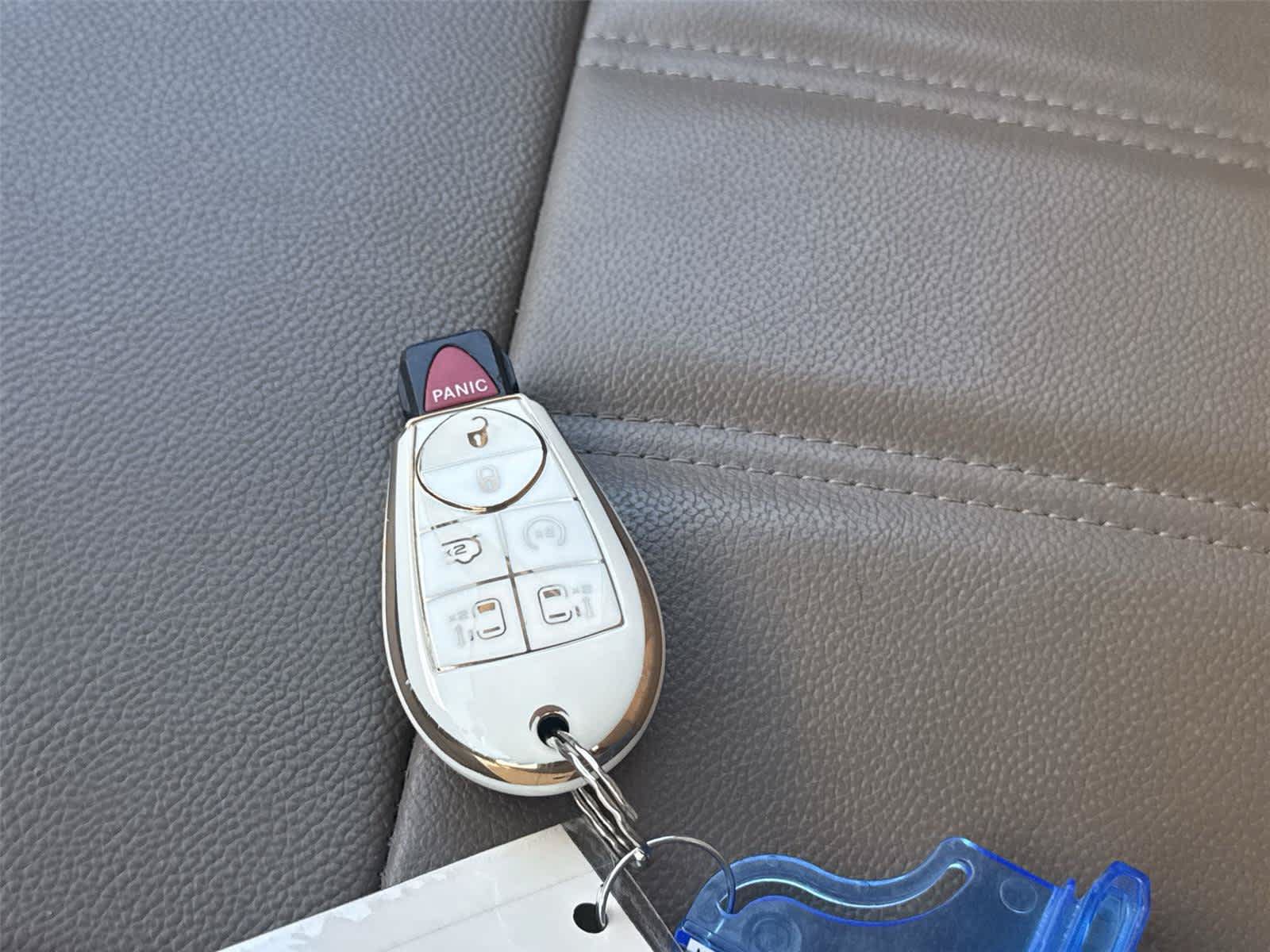 Used 2014 Chrysler Town & Country Touring FWD image 19