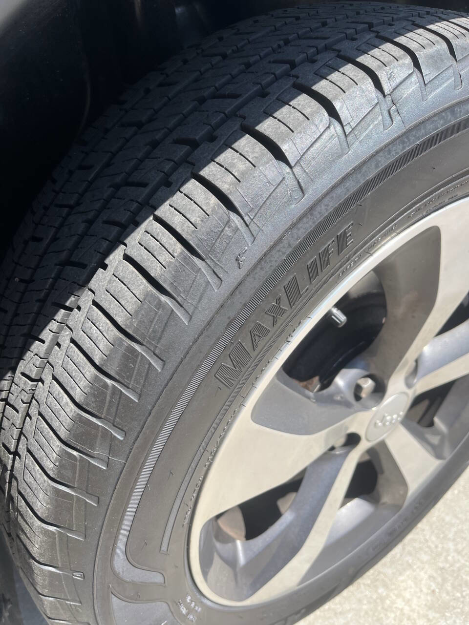 Used 2019 Jeep Cherokee Limited w/ Technology Group image 12