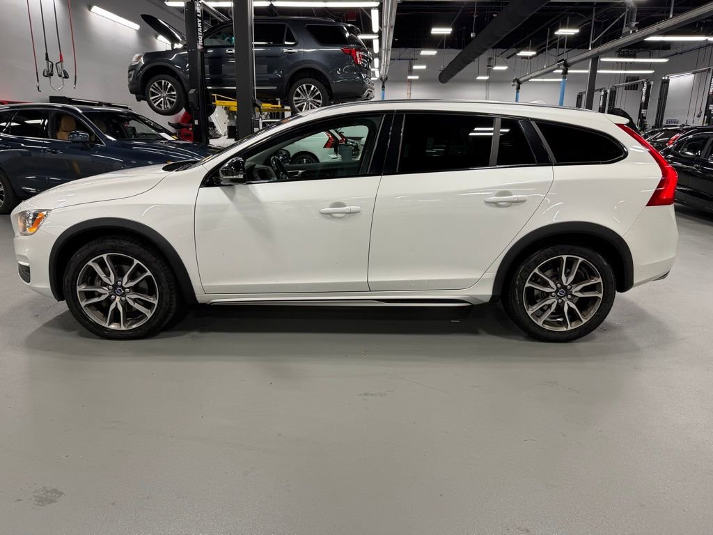 Used 2016 Volvo V60 T5 Cross Country image 3