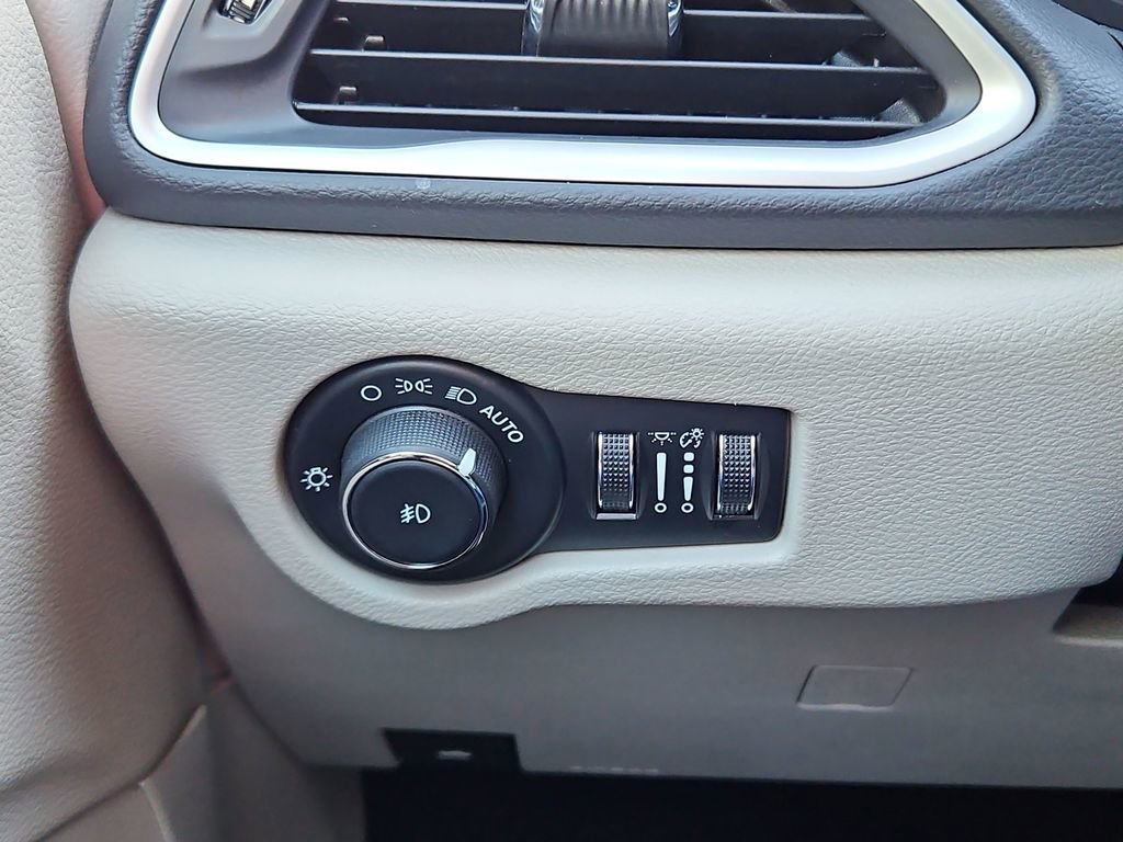 Used 2024 Chrysler Pacifica Touring-L image 14