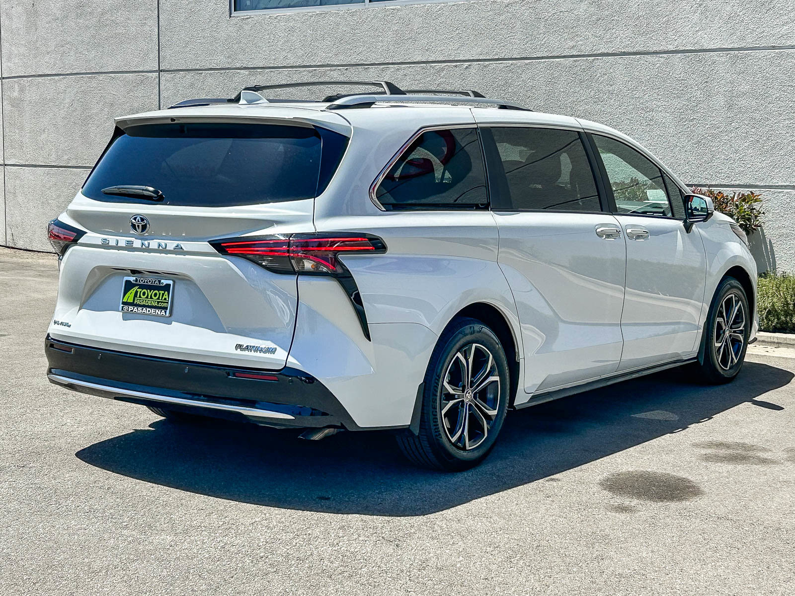 Used 2025 Toyota Sienna Platinum AWD/4WD image 6