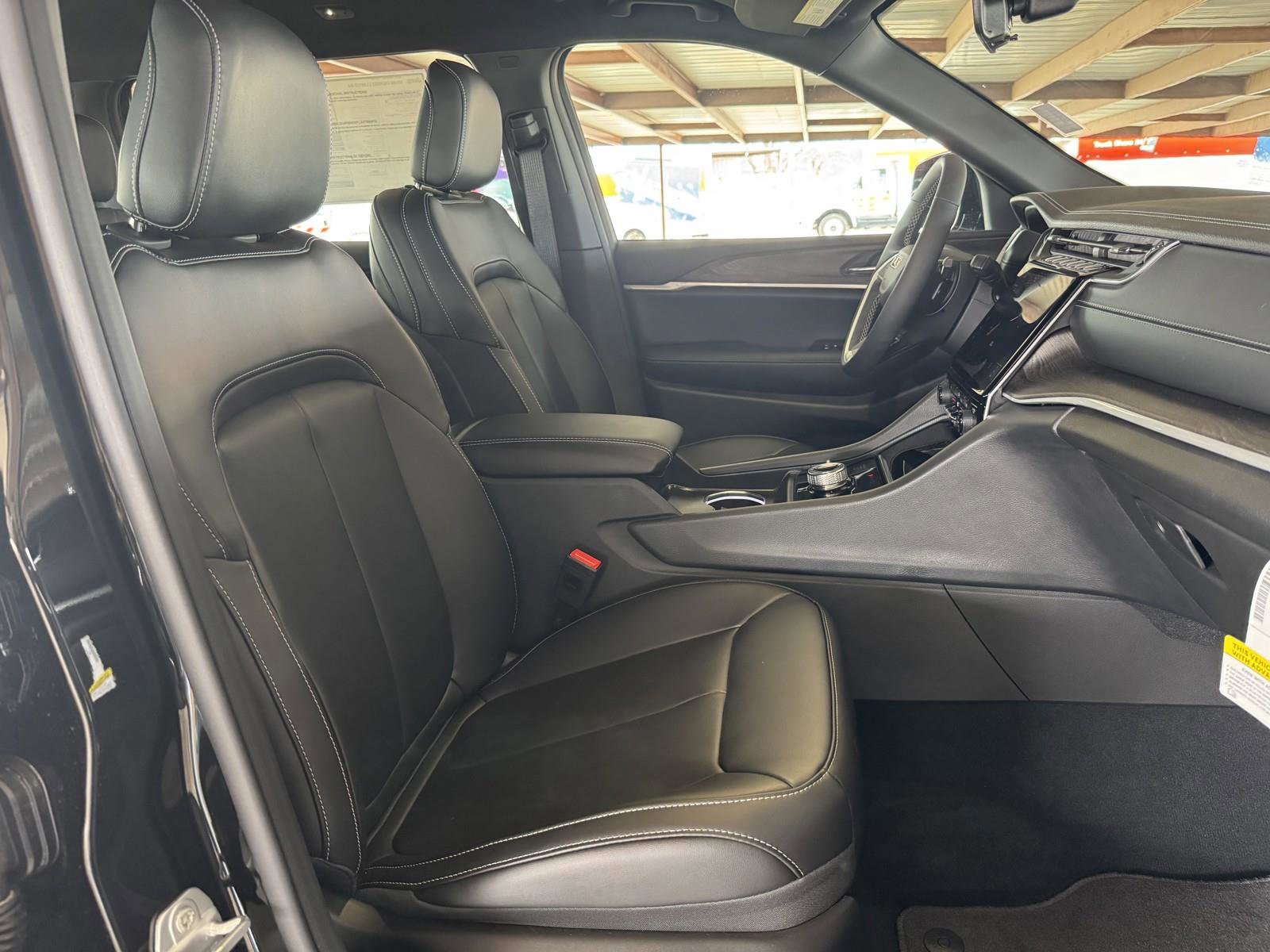 New 2025 Jeep Grand Cherokee L Limited w/ Black Appearance Package image 39