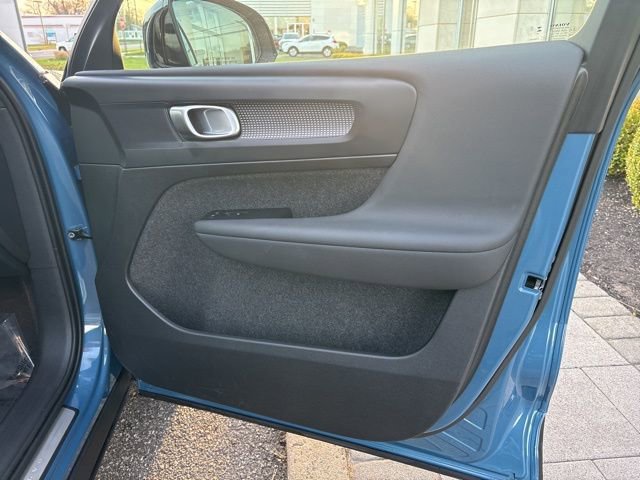 Used 2025 Volvo XC40 B5 Plus image 15