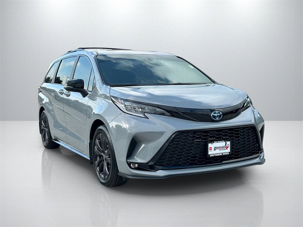 Used 2025 Toyota Sienna XSE image 3