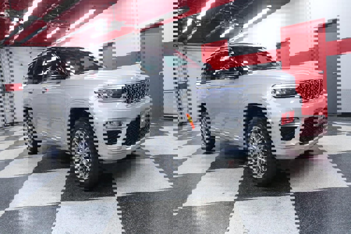 Used 2022 Jeep Grand Cherokee Summit w/ Advanced Protech Group IV image 2