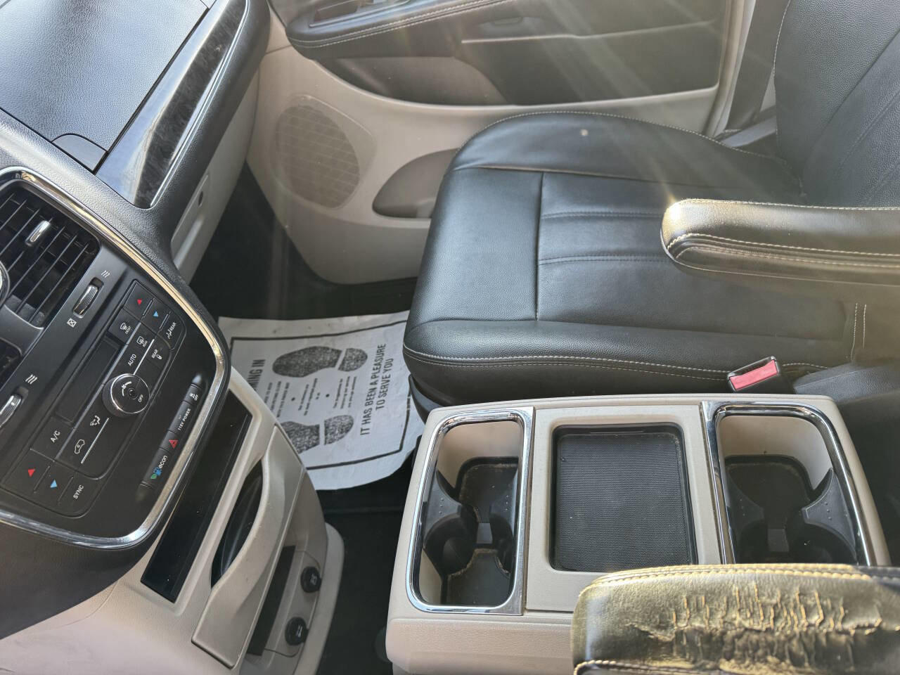 Used 2016 Chrysler Town & Country Touring image 8