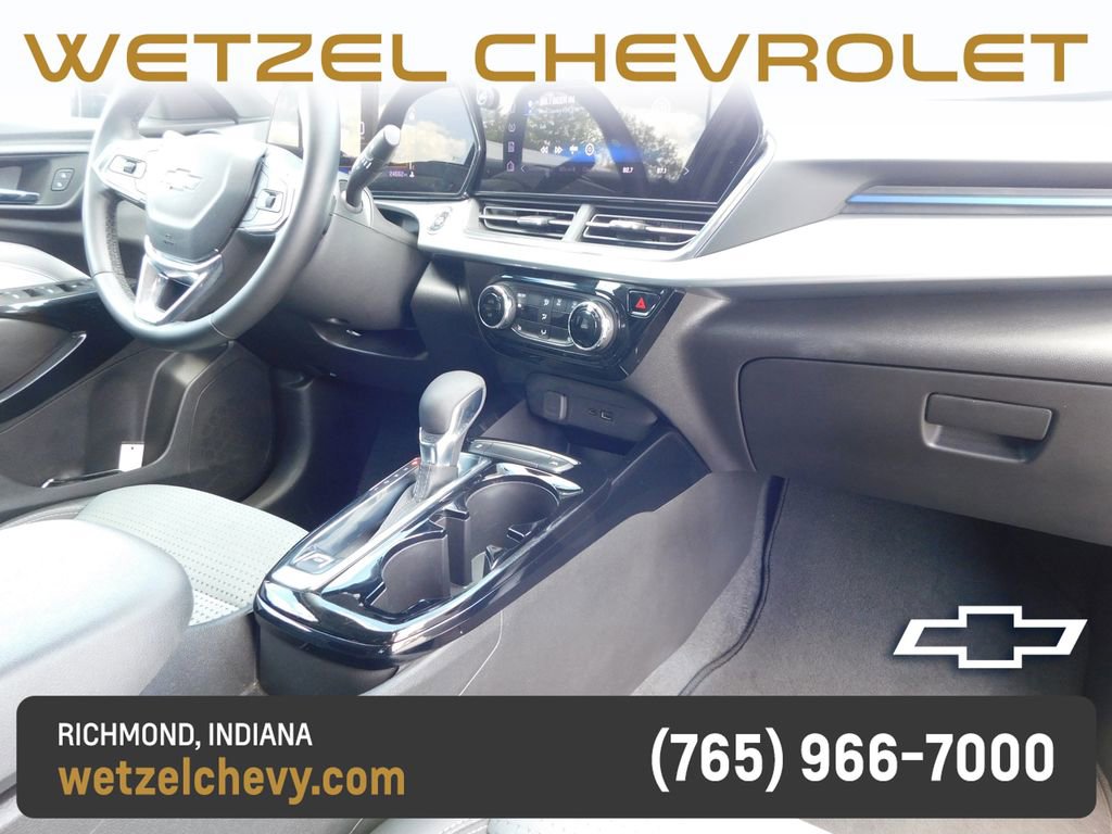 Used 2025 Chevrolet Trax LT w/ LT Convenience Package FWD image 17