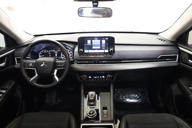 Used 2023 Mitsubishi Outlander SE image 16