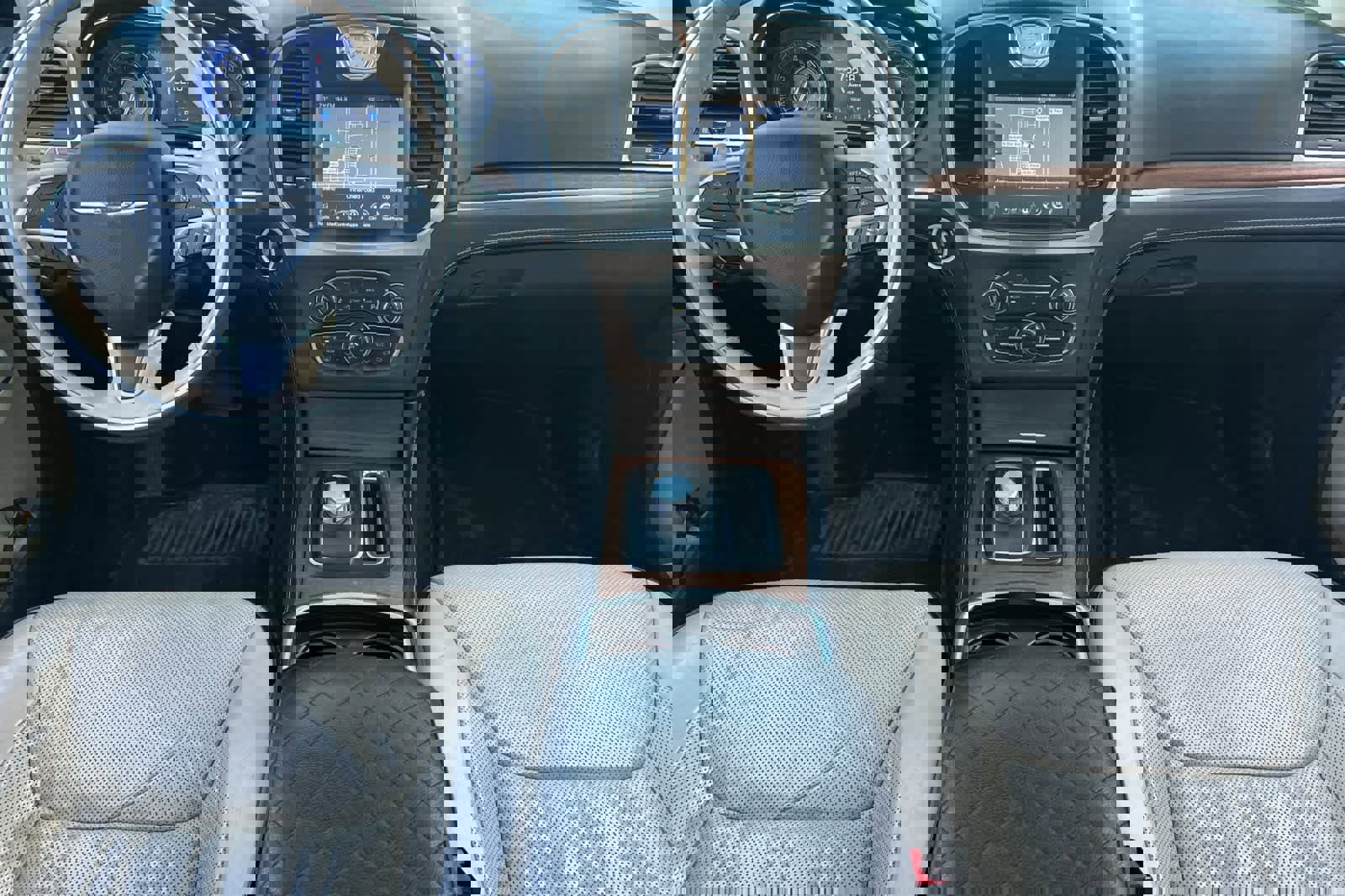 Used 2016 Chrysler 300 C Platinum w/ Safetytec Plus Group image 4