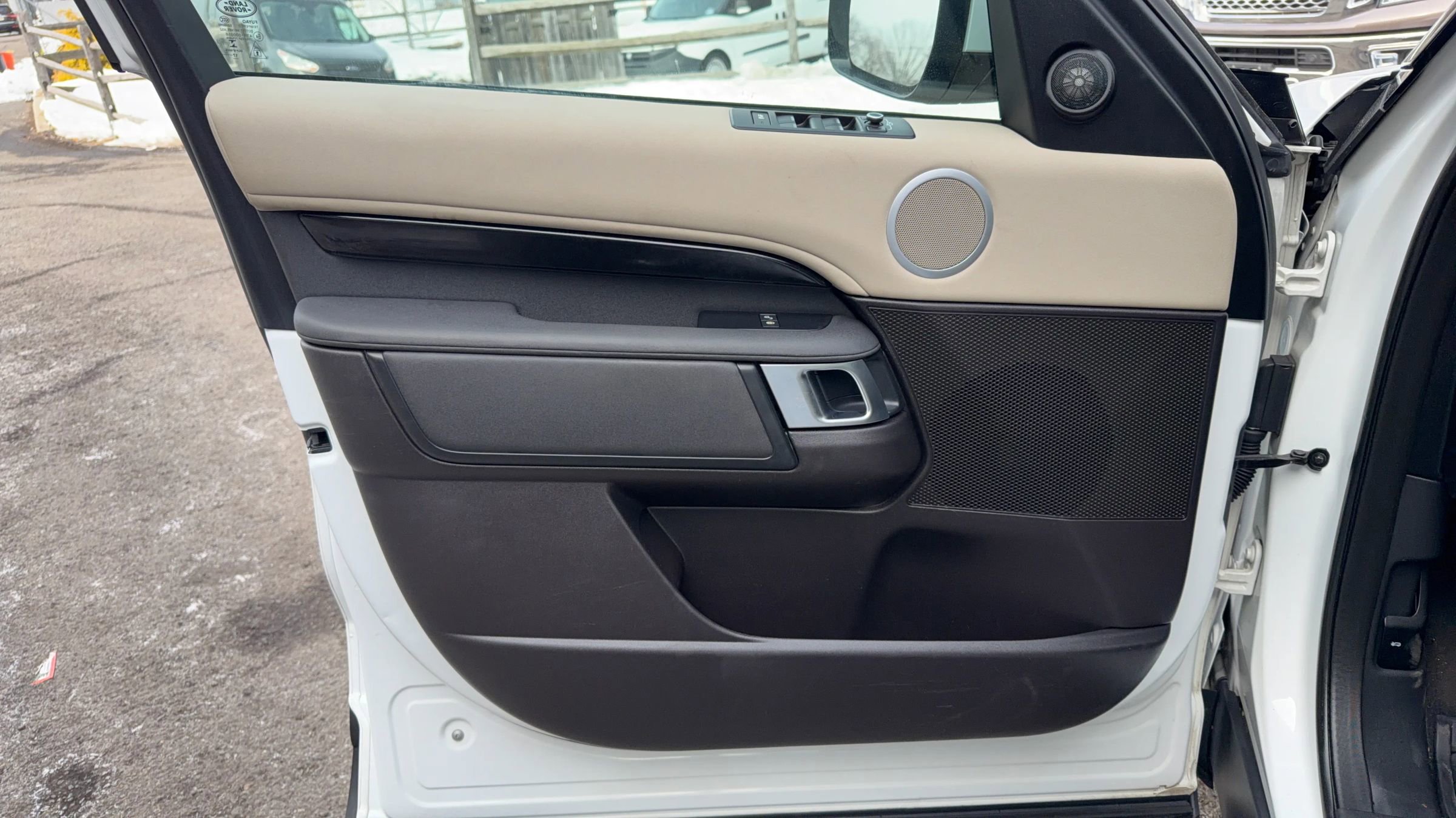 Used 2017 Land Rover Discovery SE image 13