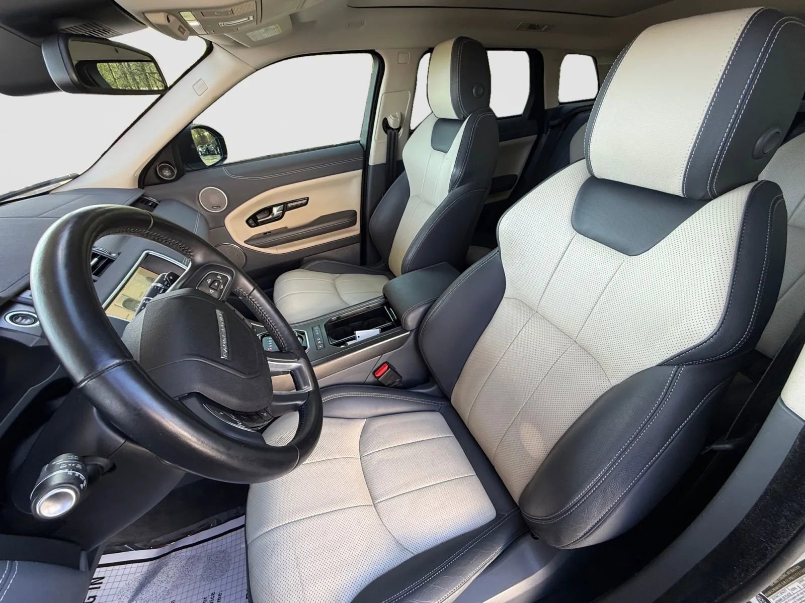 Used 2019 Land Rover Range Rover Evoque SE Premium image 11