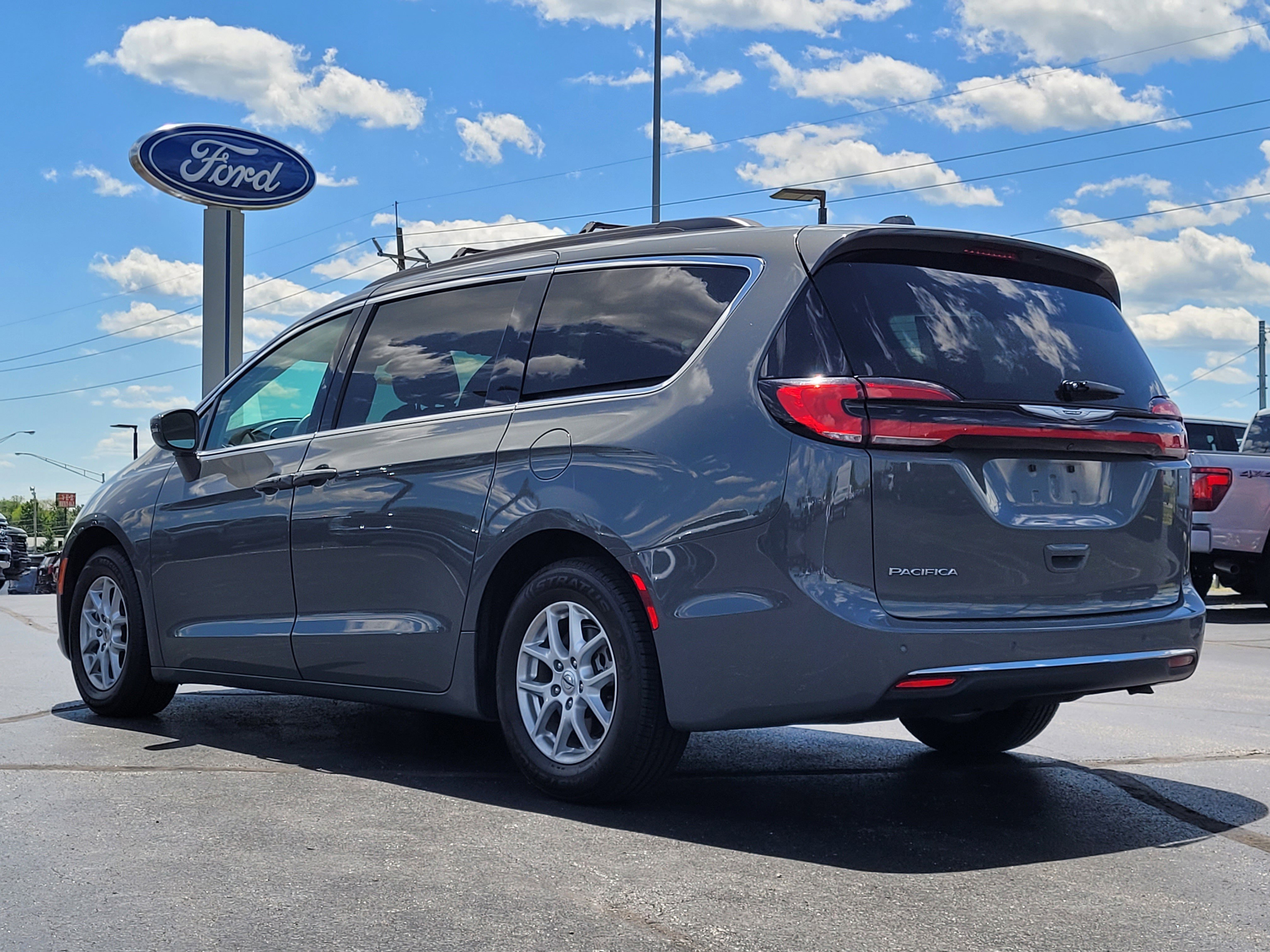 Used 2022 Chrysler Pacifica Touring-L FWD image 6