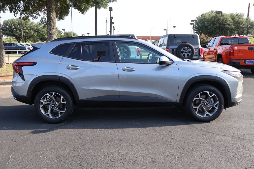 Used 2025 Chevrolet Trax LT w/ LT Convenience Package FWD image 14