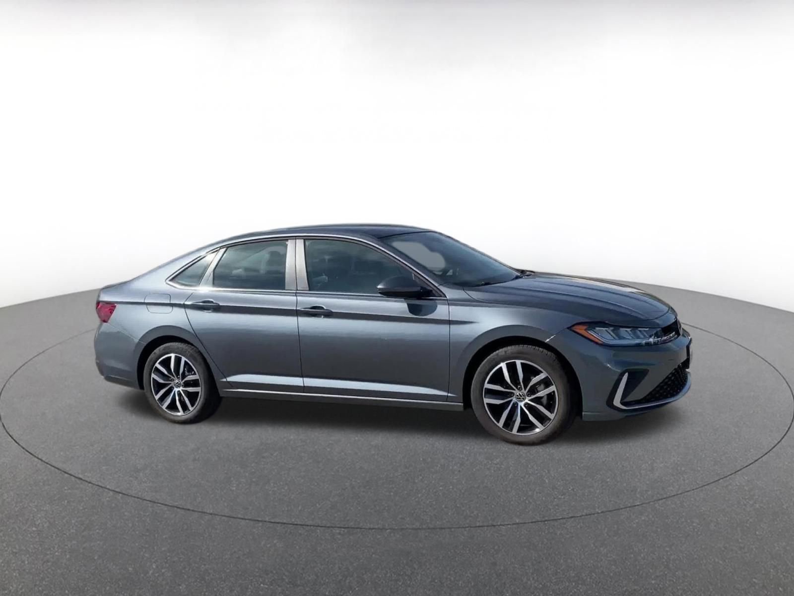 Used 2025 Volkswagen Jetta SE image 2