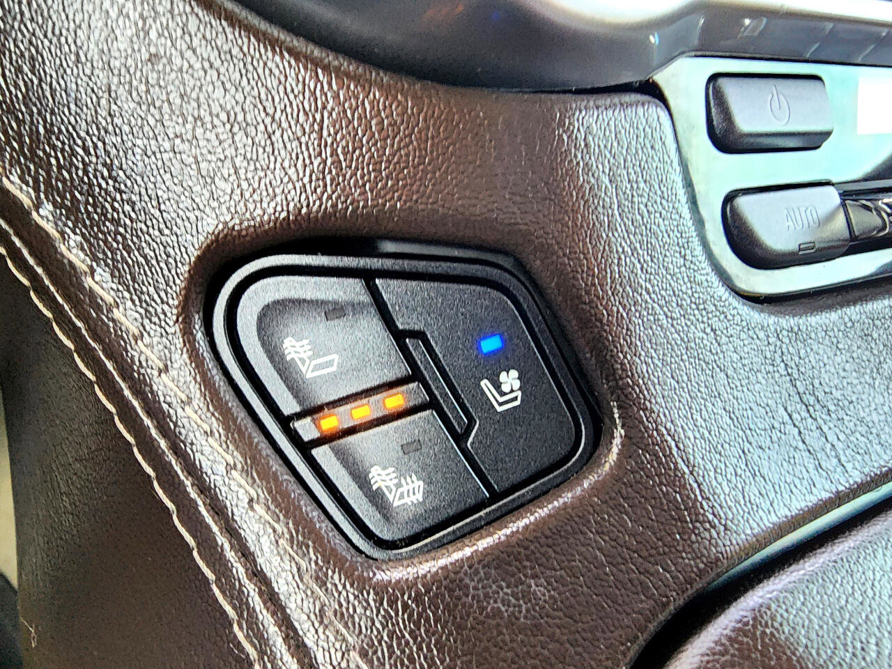 Used 2018 Chevrolet Suburban Premier image 30