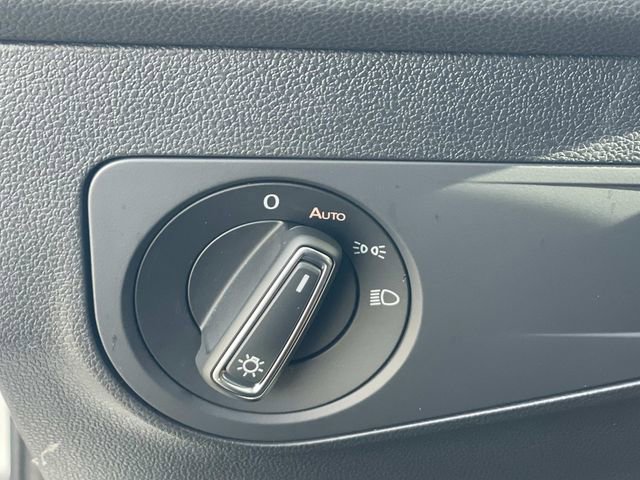 Used 2024 Volkswagen Tiguan SE w/ Panoramic Sunroof Package image 18