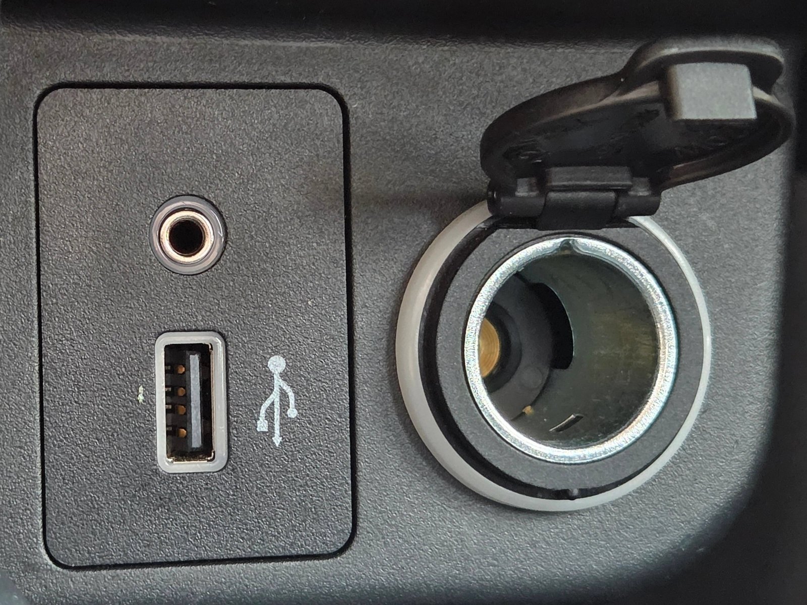 Used 2020 Nissan Kicks SR FWD image 16