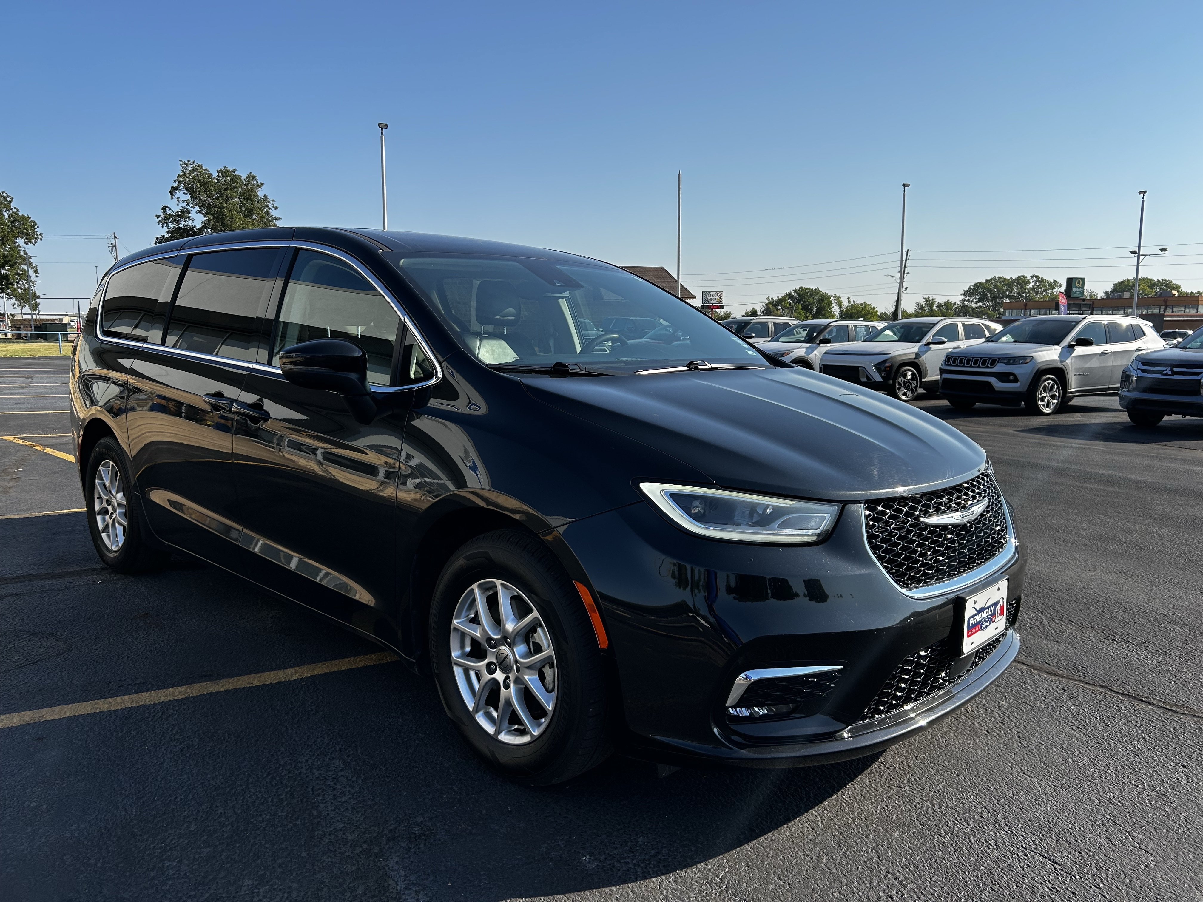 Used 2023 Chrysler Pacifica Touring-L FWD image 3