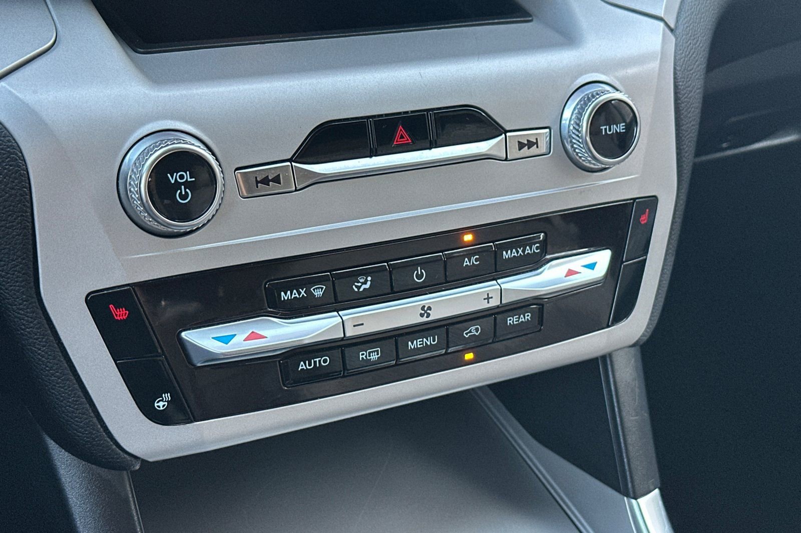 Used 2024 Ford Explorer XLT w/ Equipment Group 202A image 21