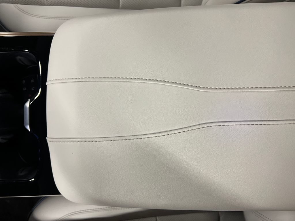 Certified 2025 Buick Enclave Avenir w/ Super Cruise Package AWD/4WD image 28