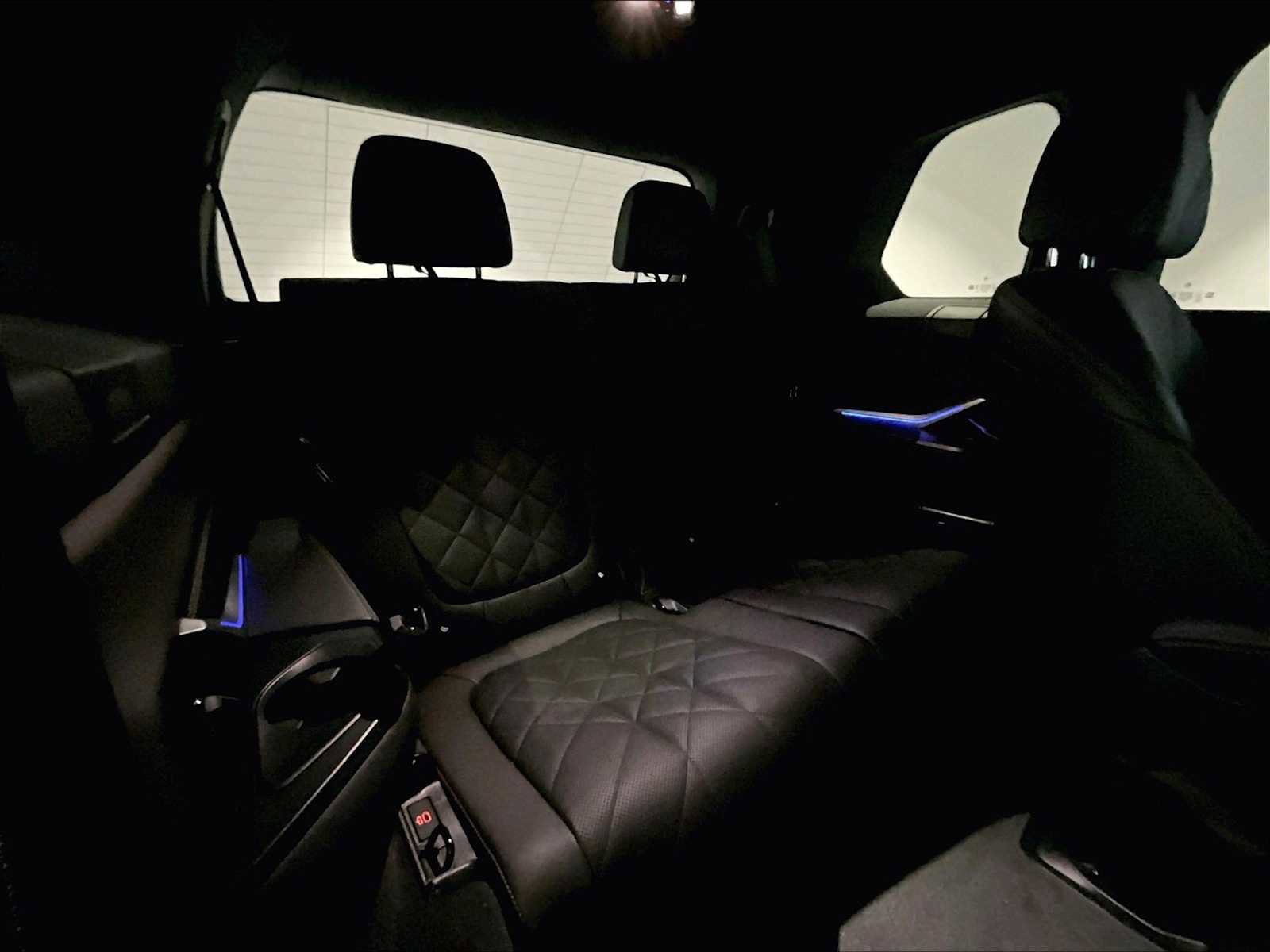 Used 2024 BMW X7 xDrive40i w/ M Sport Package image 32