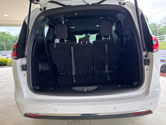 Used 2023 Chrysler Pacifica Touring FWD image 12