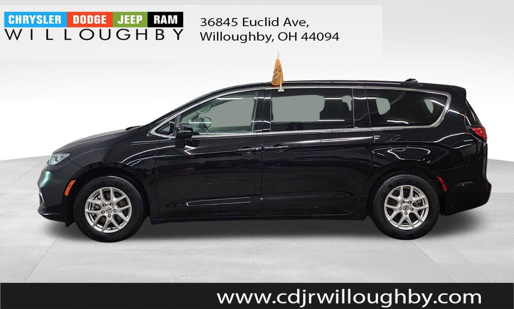 Used 2024 Chrysler Pacifica Touring-L FWD image 5