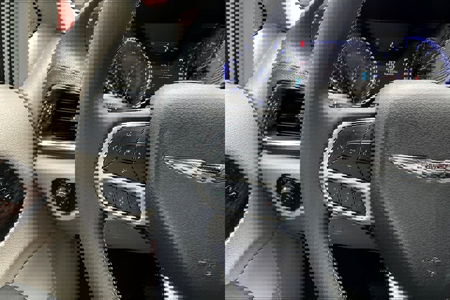 Used 2023 Chrysler Pacifica Limited image 11