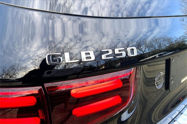 Used 2025 Mercedes-Benz GLB 250 4MATIC image 8