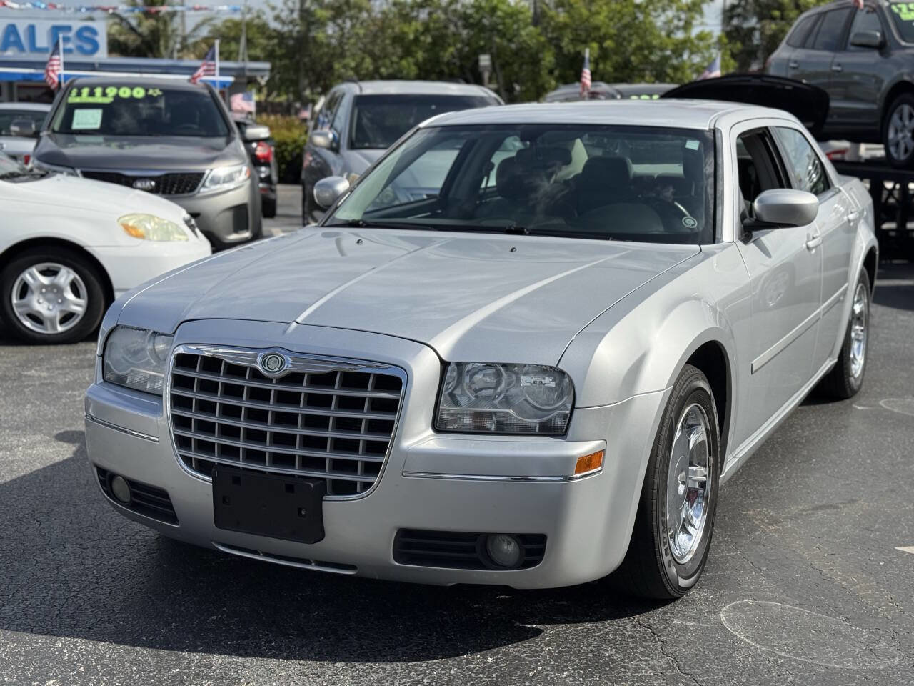 Used 2005 Chrysler 300 Touring RWD image 2