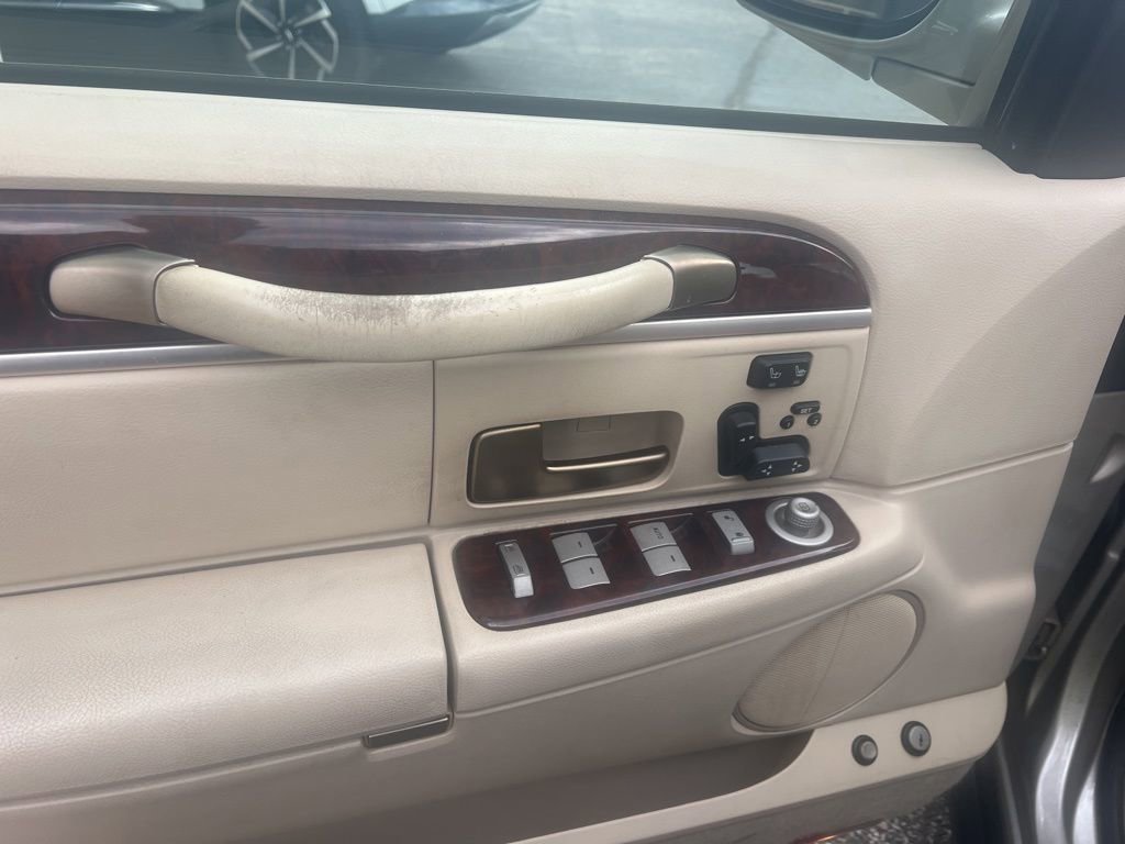 Used 2009 Lincoln Town Car Signature Limited image 8