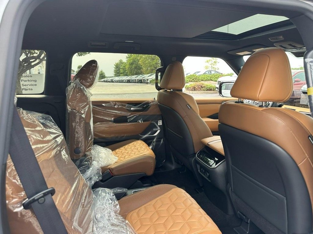 New 2025 Nissan Armada Platinum Reserve image 4