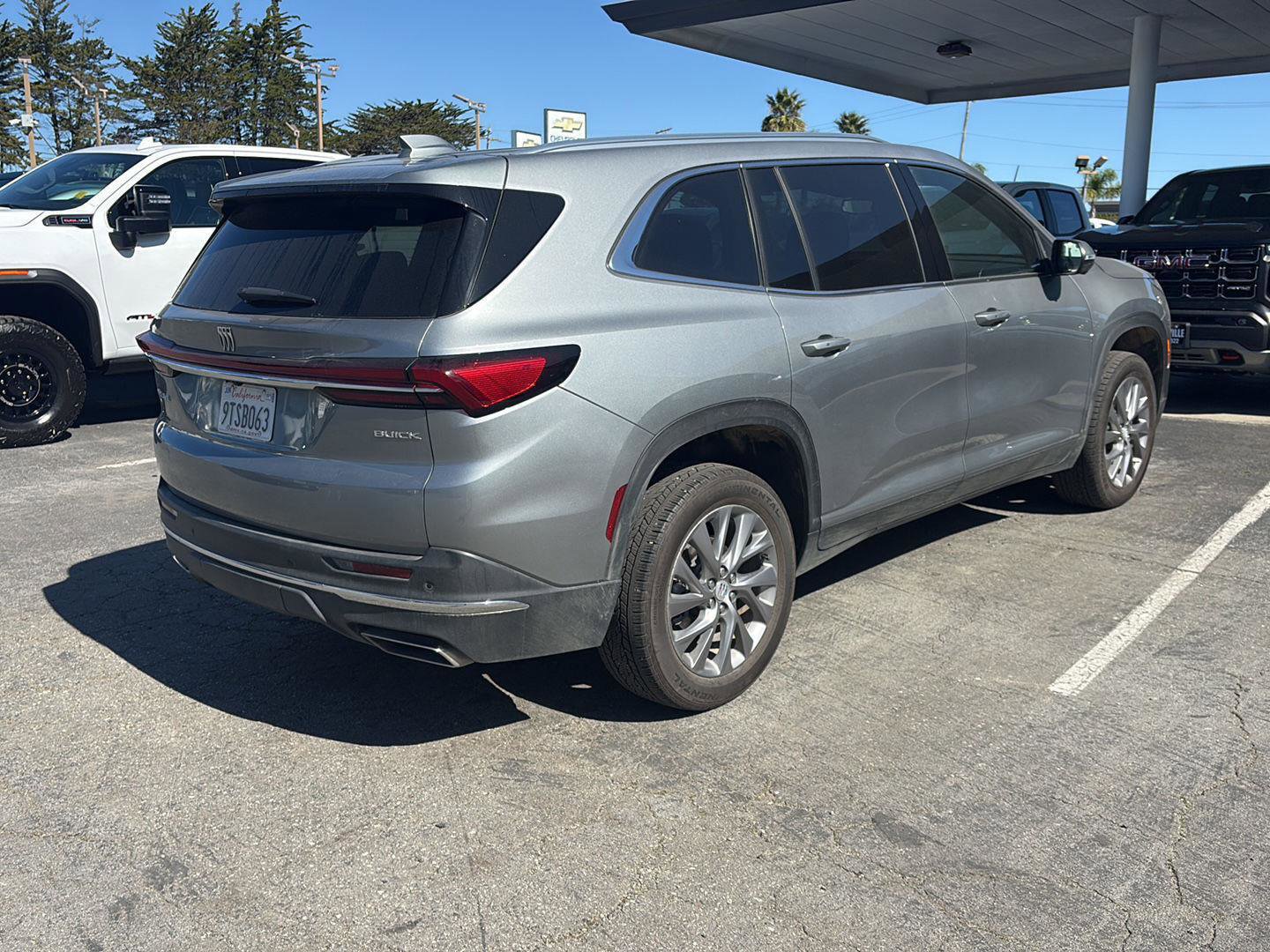 Used 2025 Buick Enclave Preferred image 3