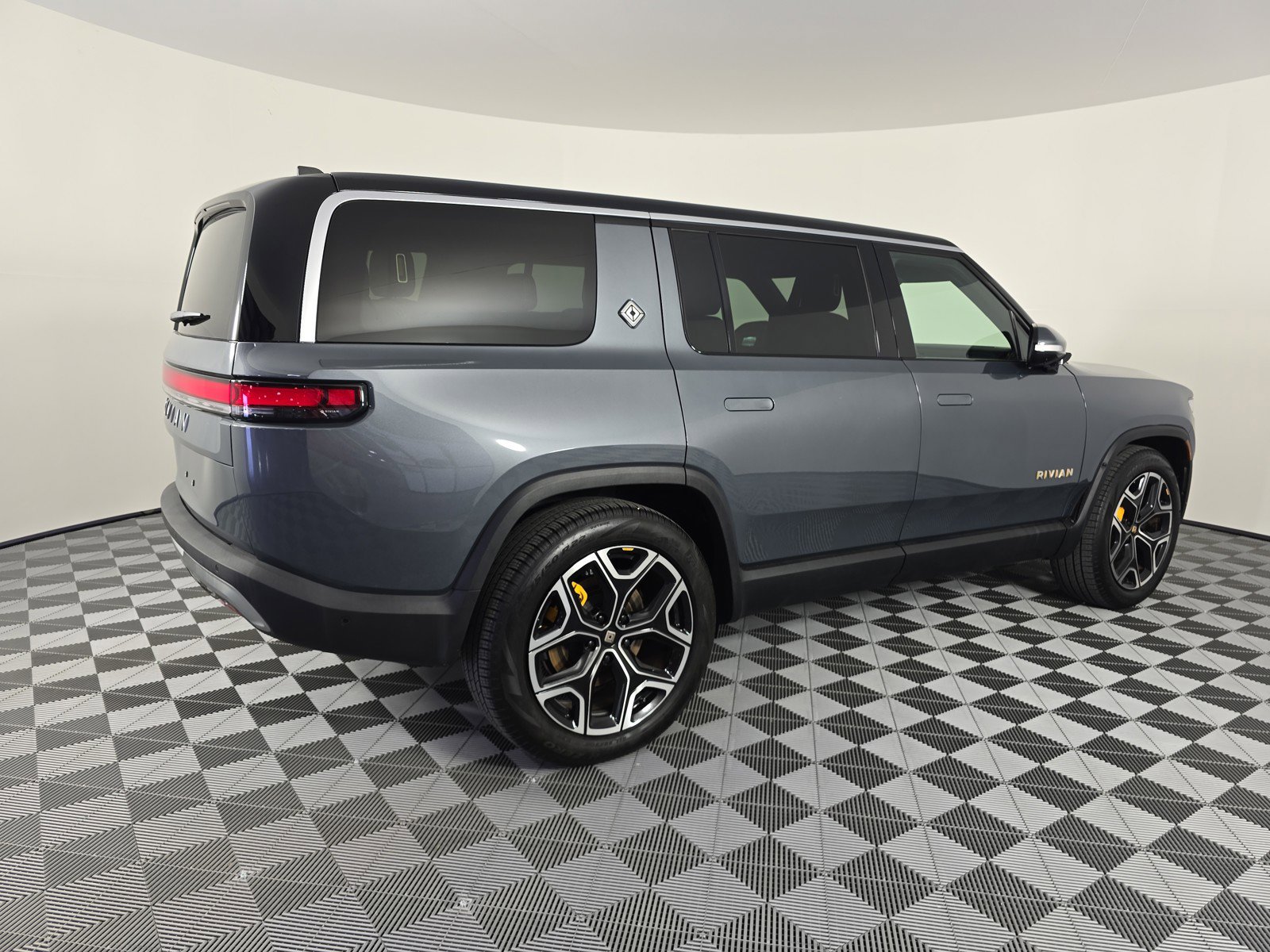 Used 2023 Rivian R1S Adventure image 5