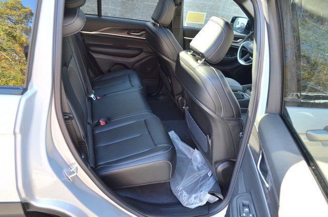 New 2025 Jeep Grand Cherokee Limited w/ Black Appearance Package image 32