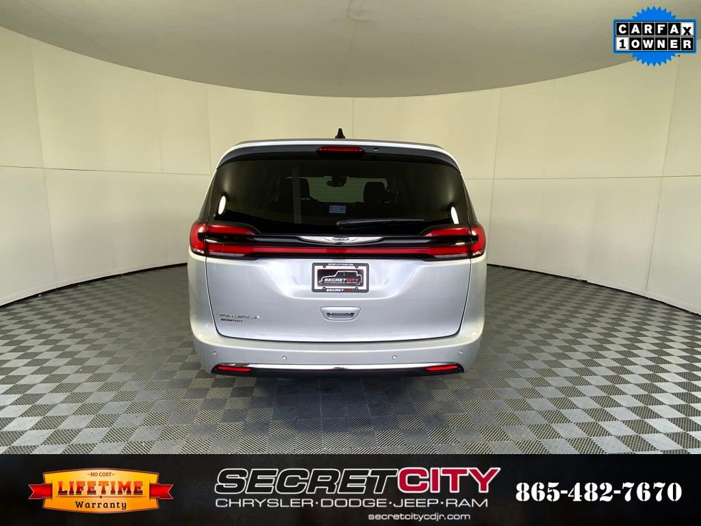 Used 2024 Chrysler Pacifica Touring-L image 6