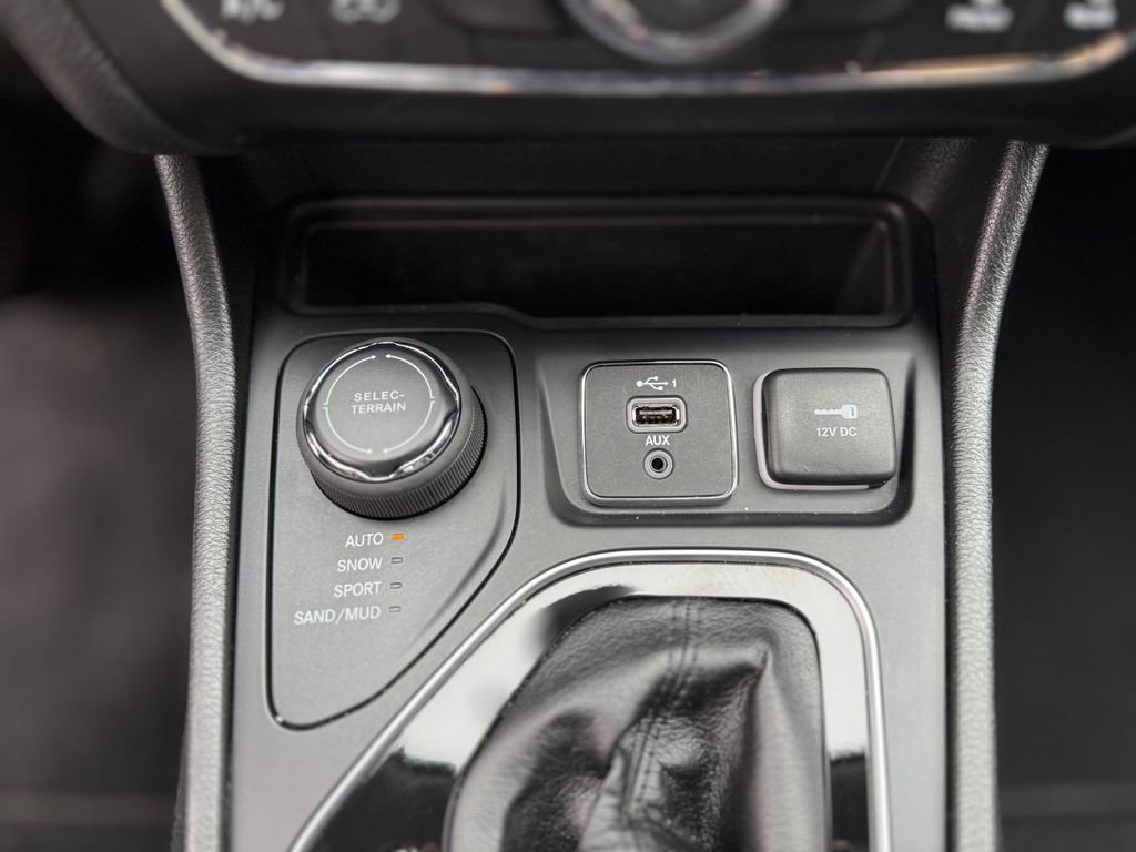 Used 2022 Jeep Cherokee Limited image 27