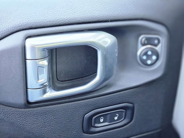 Used 2025 Jeep Wrangler Sahara image 21