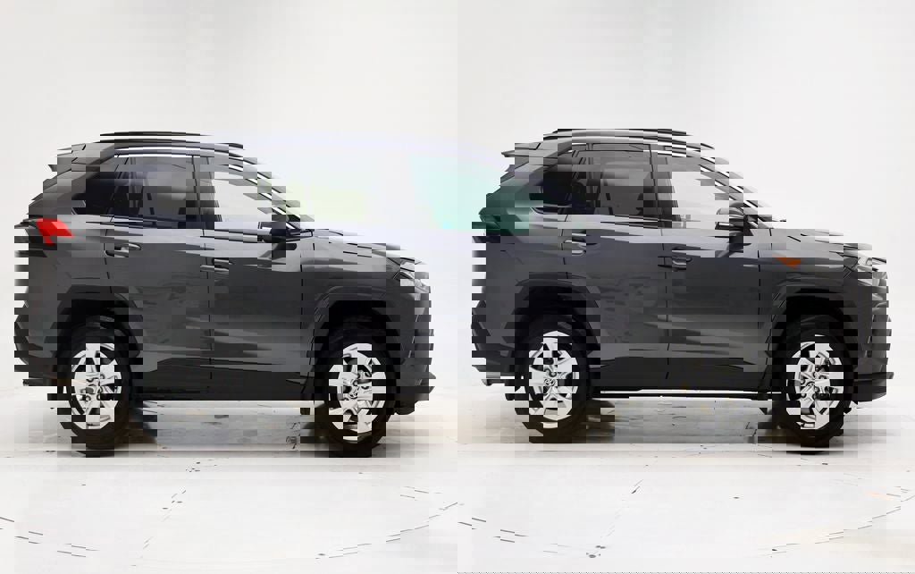 Used 2021 Toyota RAV4 XLE w/ Convenience Package image 3