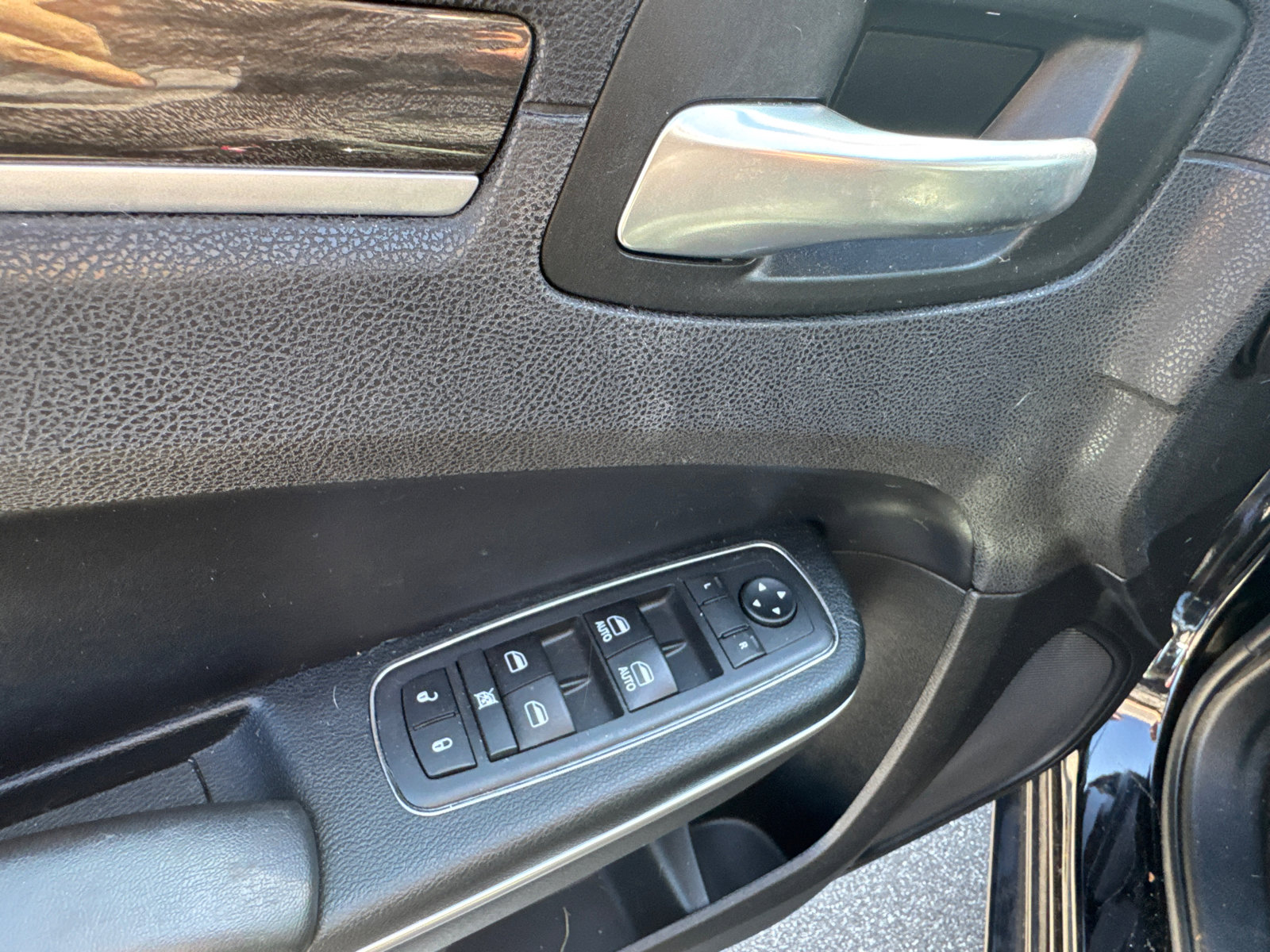 Used 2018 Chrysler 300 Touring L image 12