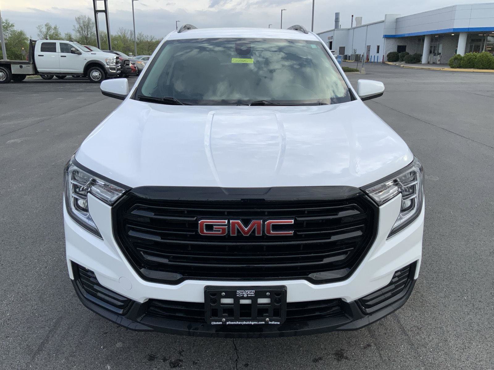 Used 2022 GMC Terrain SLE w/ Elevation Edition image 3